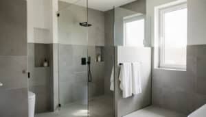 Cloison de douche en placo à mi-hauteur : bien la choisir